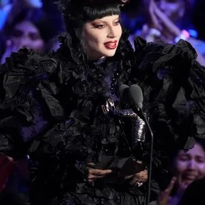 Lady Gaga nimmt den Preis für die Künstlerin des Jahres während der MTV Video Music Awards entgegen.