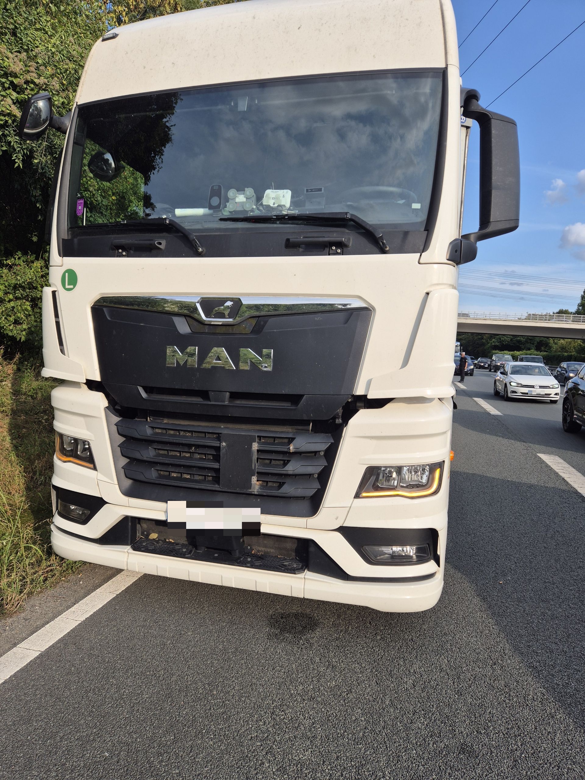Der LKW steht auf dem Beschleunigungsstreifen der Autobahn