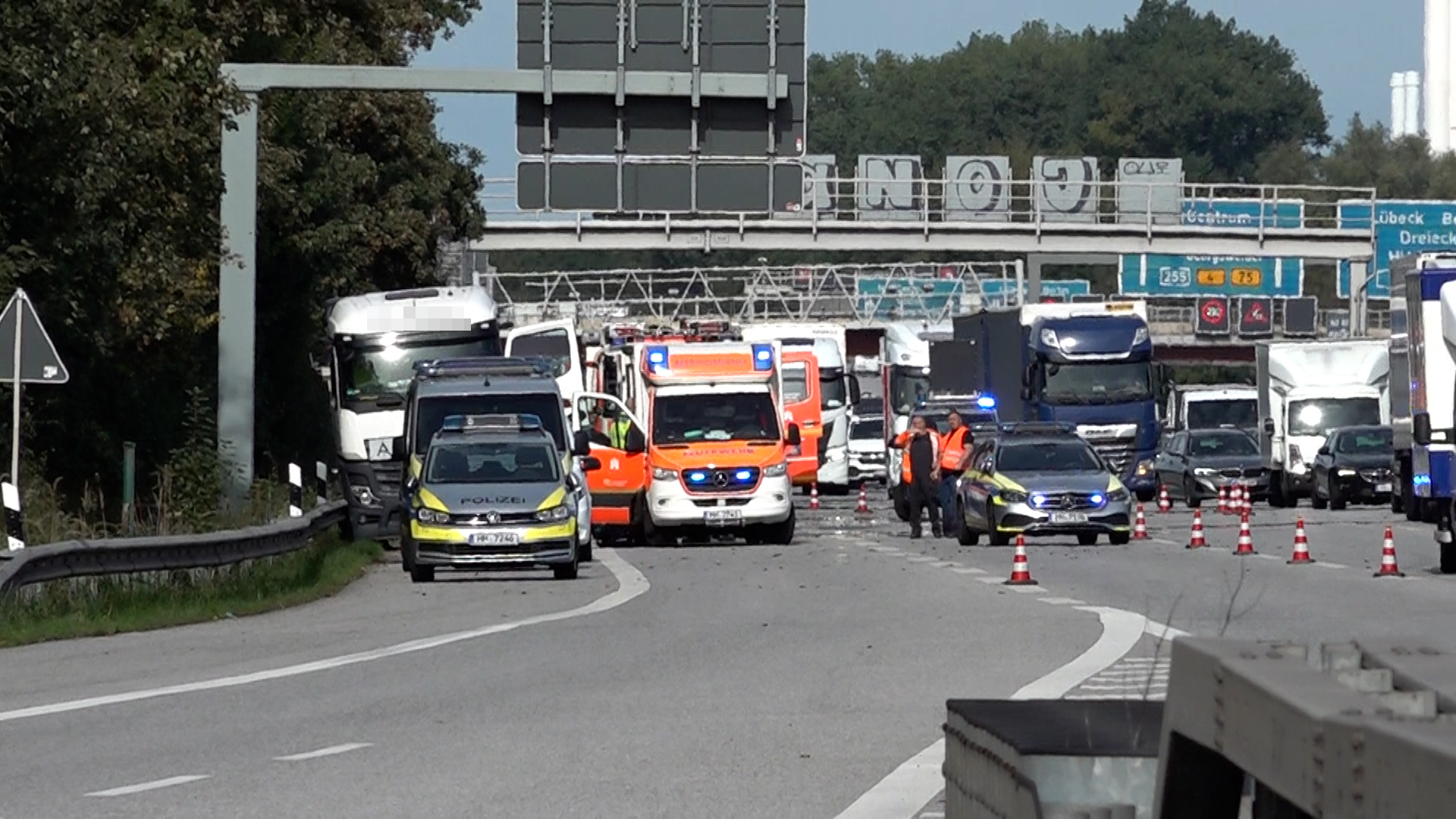 Einsatzkräfte auf der Autobahn