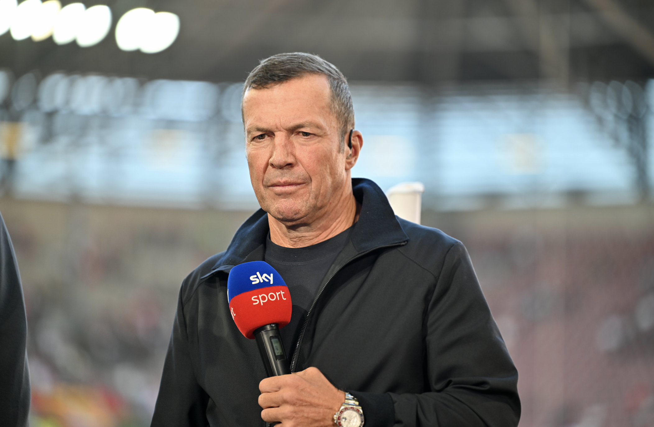 Lothar Matthäus mit Sky-Mikrofon in der Hand