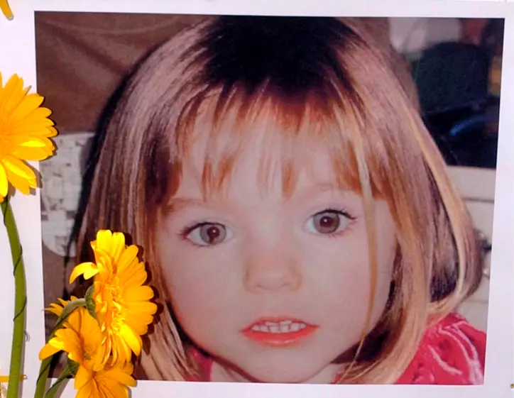 Blumen vor einem Bild mit der verschwundenen Madeleine McCann