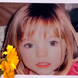 Blumen vor einem Bild mit der verschwundenen Madeleine McCann