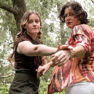 Zwei Frauen in einem Wald