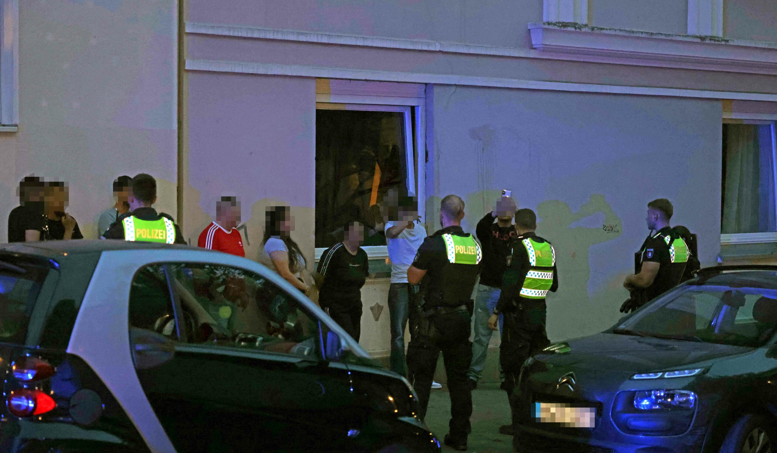Die Polizei nahm bei dem Einsatz in Hamburg-Harburg mehrere Personen in Gewahrsam.