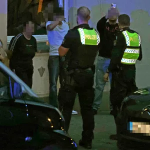 Die Polizei nahm bei dem Einsatz in Hamburg-Harburg mehrere Personen in Gewahrsam.