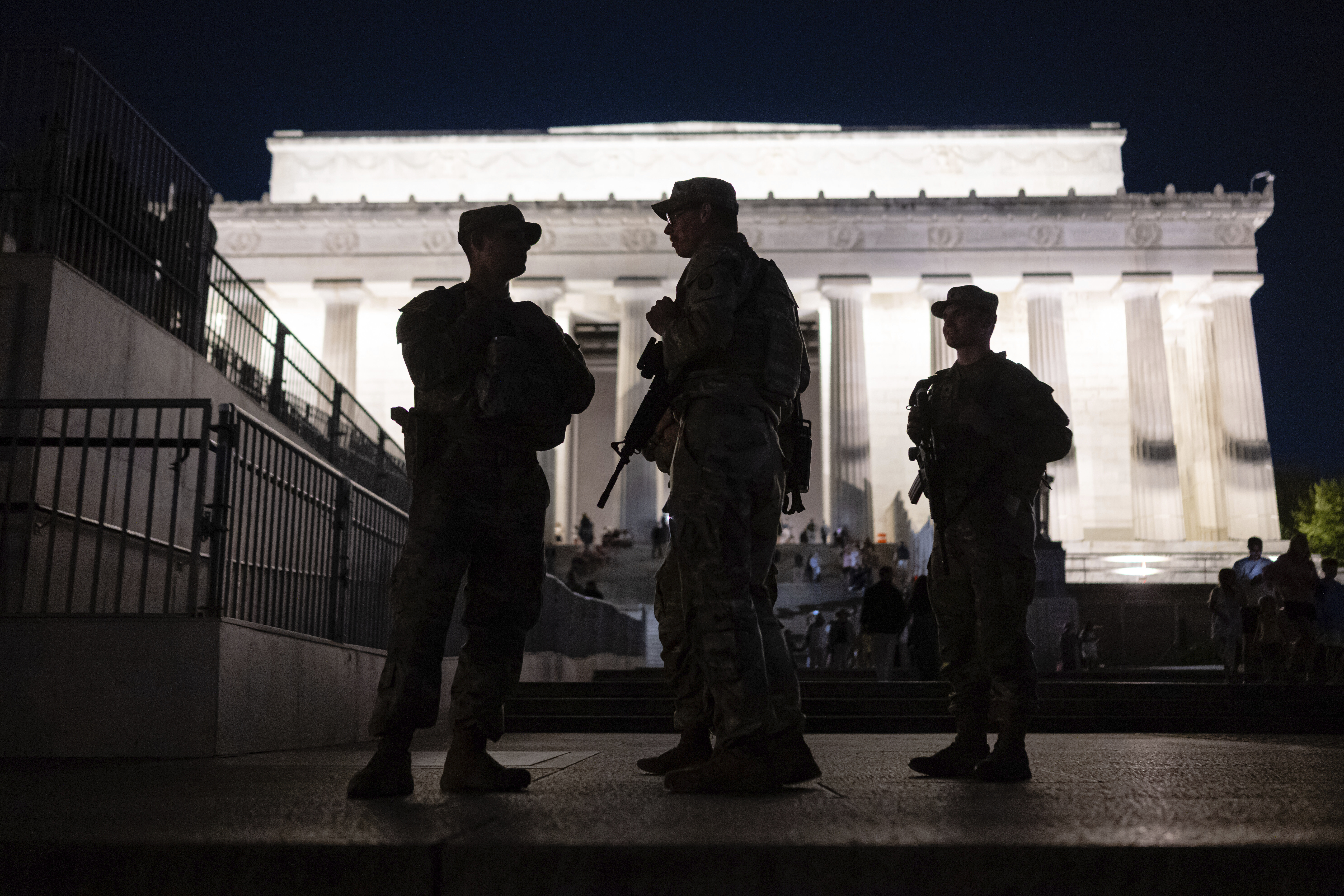 Mitglieder der Nationalgarde von West Virginia versammeln stehen in der Nähe des Lincoln Memorials. In Washington hatte US-Präsident Trump vor Wochen die Nationalgarde aktiviert und die Polizei unter Bundeskontrolle gestellt.