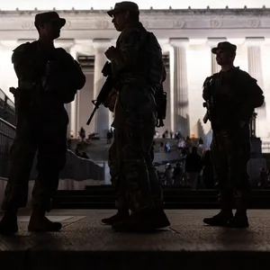 Mitglieder der Nationalgarde von West Virginia versammeln stehen in der Nähe des Lincoln Memorials. In Washington hatte US-Präsident Trump vor Wochen die Nationalgarde aktiviert und die Polizei unter Bundeskontrolle gestellt.