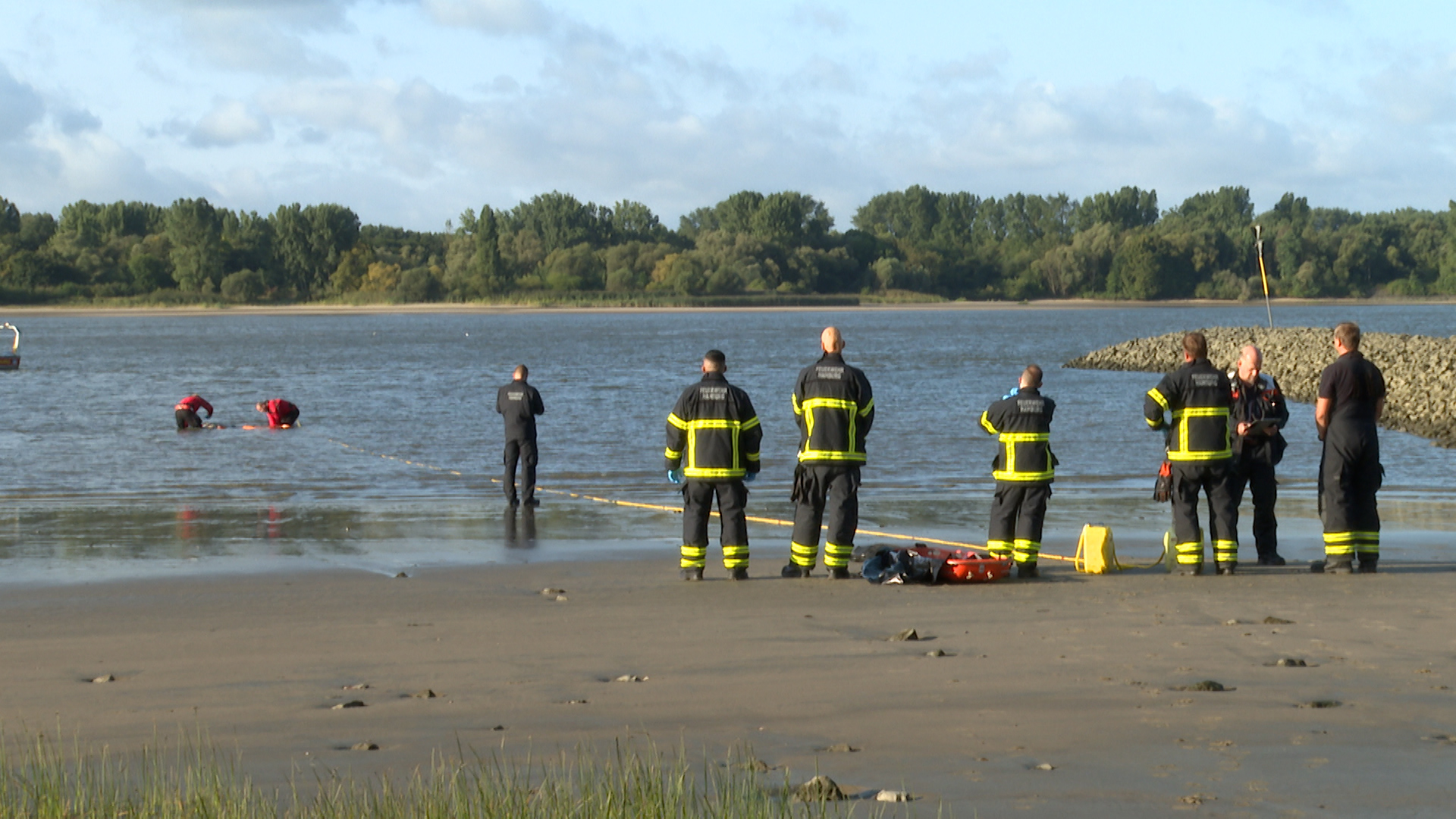 Feuerwehrleute bergen eine am Morgen in der Elbe gefundene Wasserleiche.