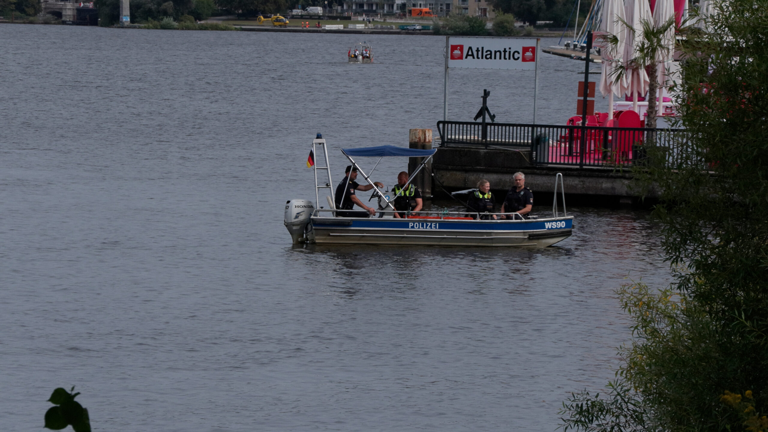 Der Mann war vom Anleger in die Alster gesprungen und dann untergegangen.