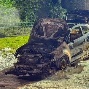 Ein ausgebranntes auto