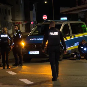 Die Polizei sichert Spuren am Tatort in Kaltenkirchen.Die Polizei sichert Spuren am Tatort in Kaltenkirchen.