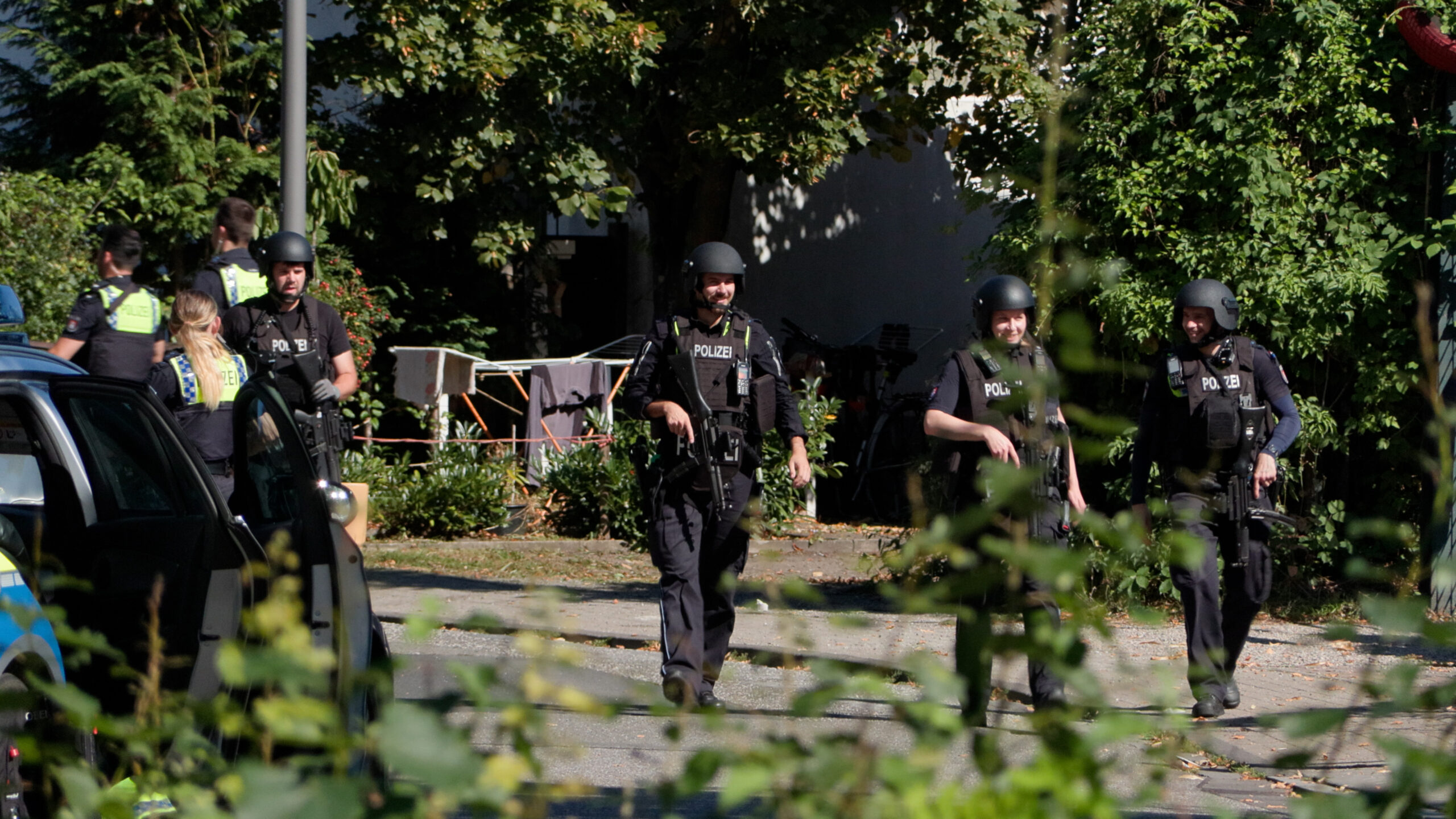 Beamte mit Maschinenpistolen sichern am Samstagmittag eine Kreuzung in Harburg.