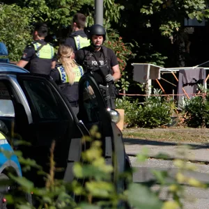 Beamte mit Maschinenpistolen sichern am Samstagmittag eine Kreuzung in Harburg.