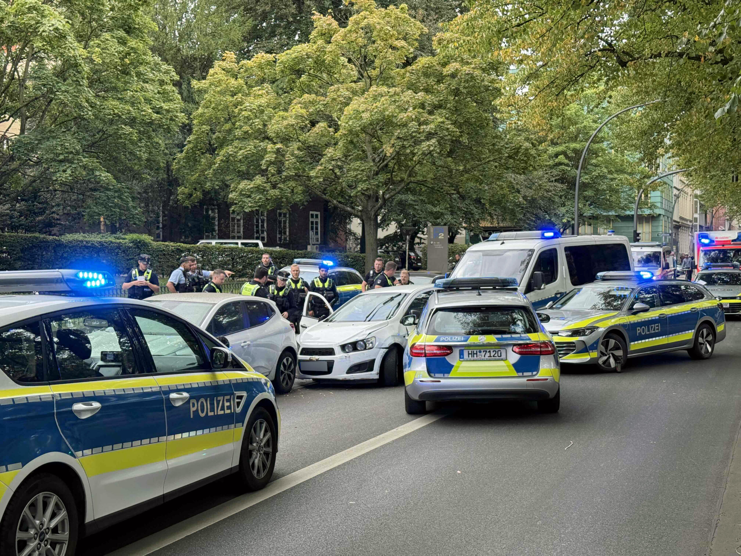 Mehrere Streifenwagen keilten das flüchtige Auto ein.