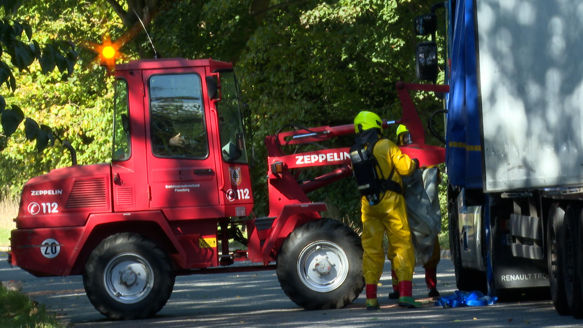 Spezialkräfte der Feuerwehr sichern den Container mit auslaufenden Chemikalien.