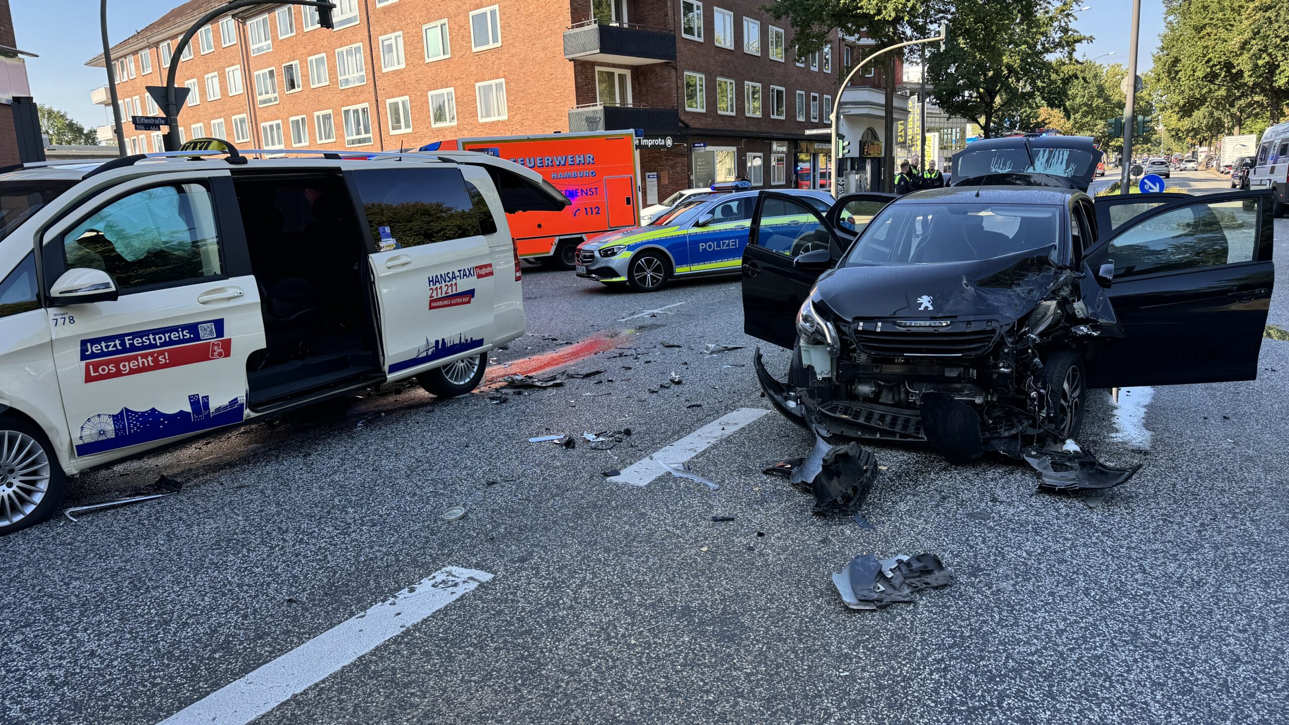 Schwerer Unfall auf der Eiffestraße – 9 Verletzte darunter 3 Kinder