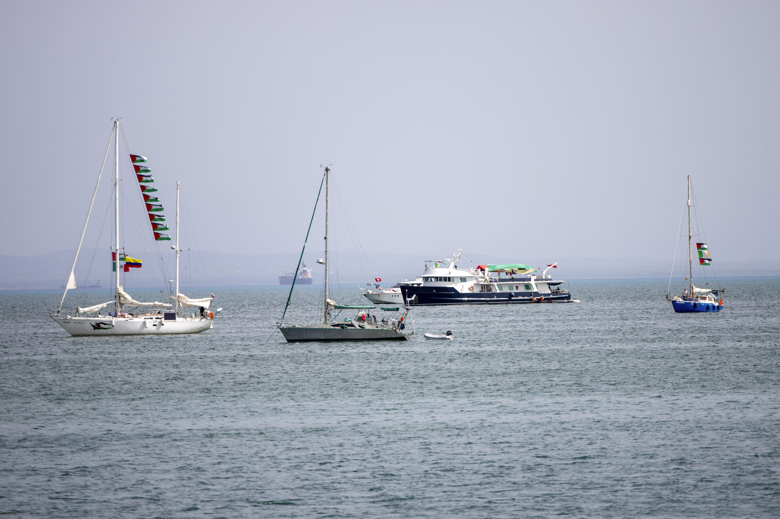 Schiffe der Global Sumud Flotilla auf dem Weg nach Gaza ankern am 9. September 2025 vor der Küste von Sidi Bou Saïd in Tunis.