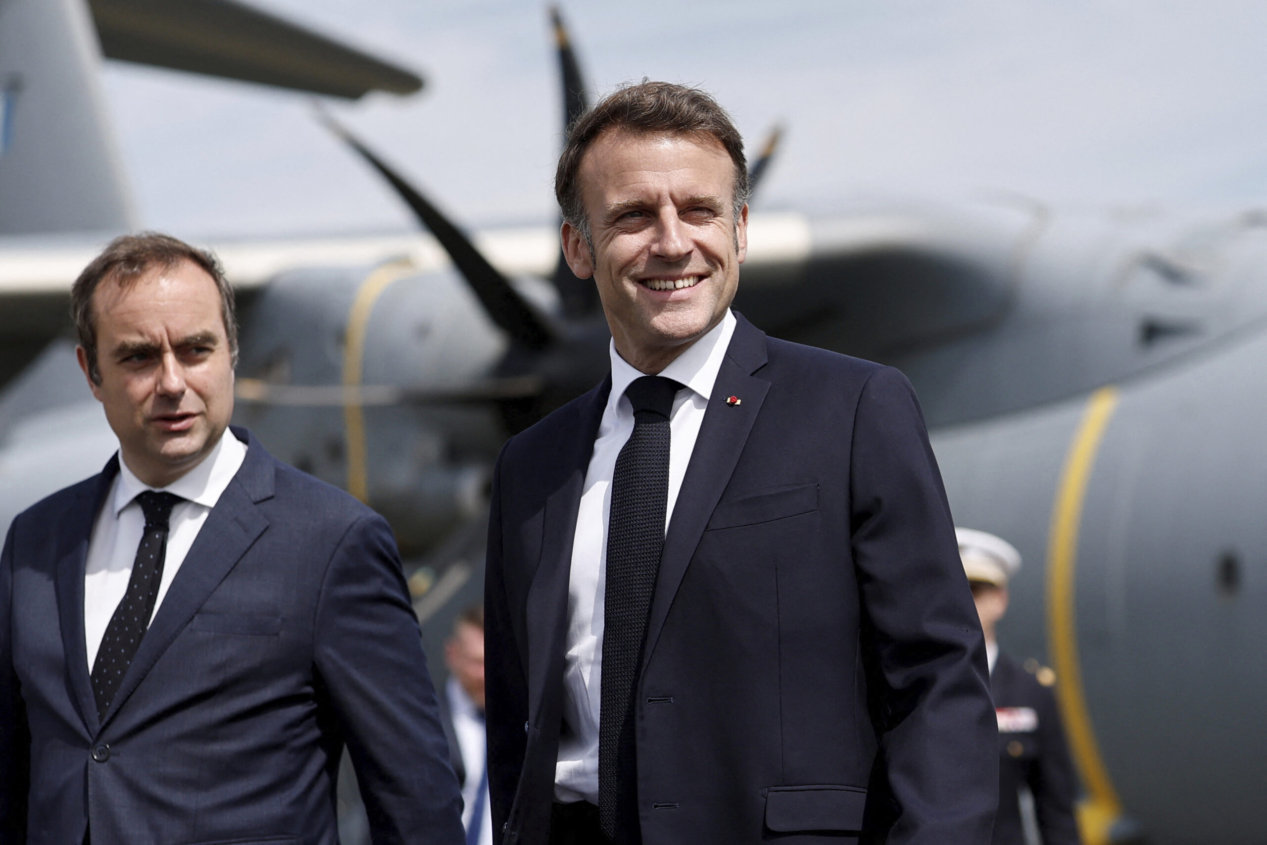 Präsident Emmanuel Macron (r.) hat den bisherigen Verteidigungsminister Sebastien Lecornu zum neuen Premierminister ernannt.