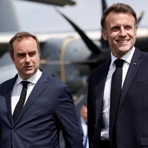 Präsident Emmanuel Macron (r.) hat den bisherigen Verteidigungsminister Sebastien Lecornu zum neuen Premierminister ernannt.