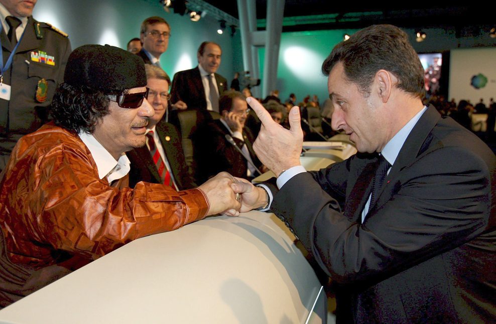 Nicolas Sarkozy (r.), damaliger Staatspräsident von Frankreich, unterhält sich Ende 2007 mit Muammar al-Gaddafi, dem damaligen Staatsoberhaupt von Libyen.