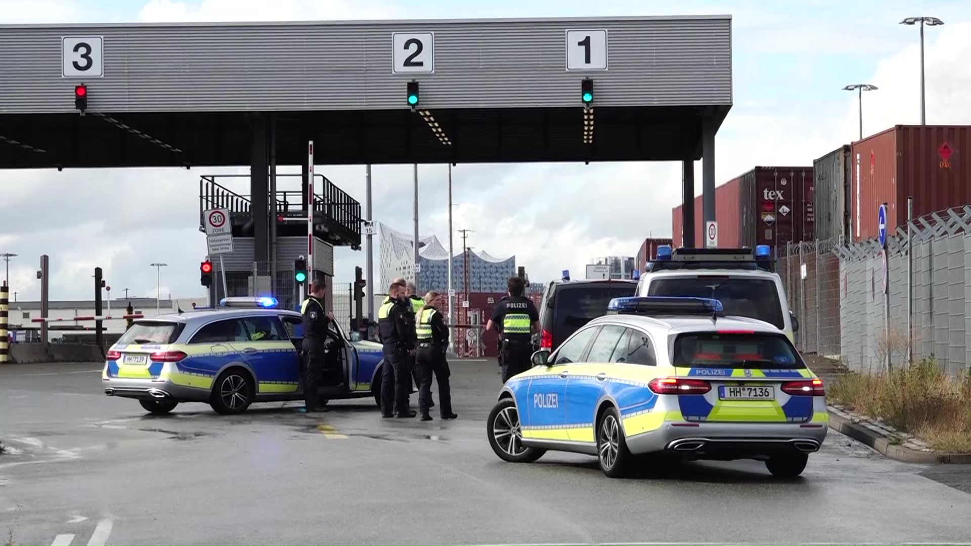 Polizeibeamte sind im Hamburger Hafen im Einsatz, um den flüchtigen mutmaßlichen Drogenschmuggler zu fassen.