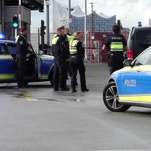 Polizeibeamte sind im Hamburger Hafen im Einsatz, um den flüchtigen mutmaßlichen Drogenschmuggler zu fassen.
