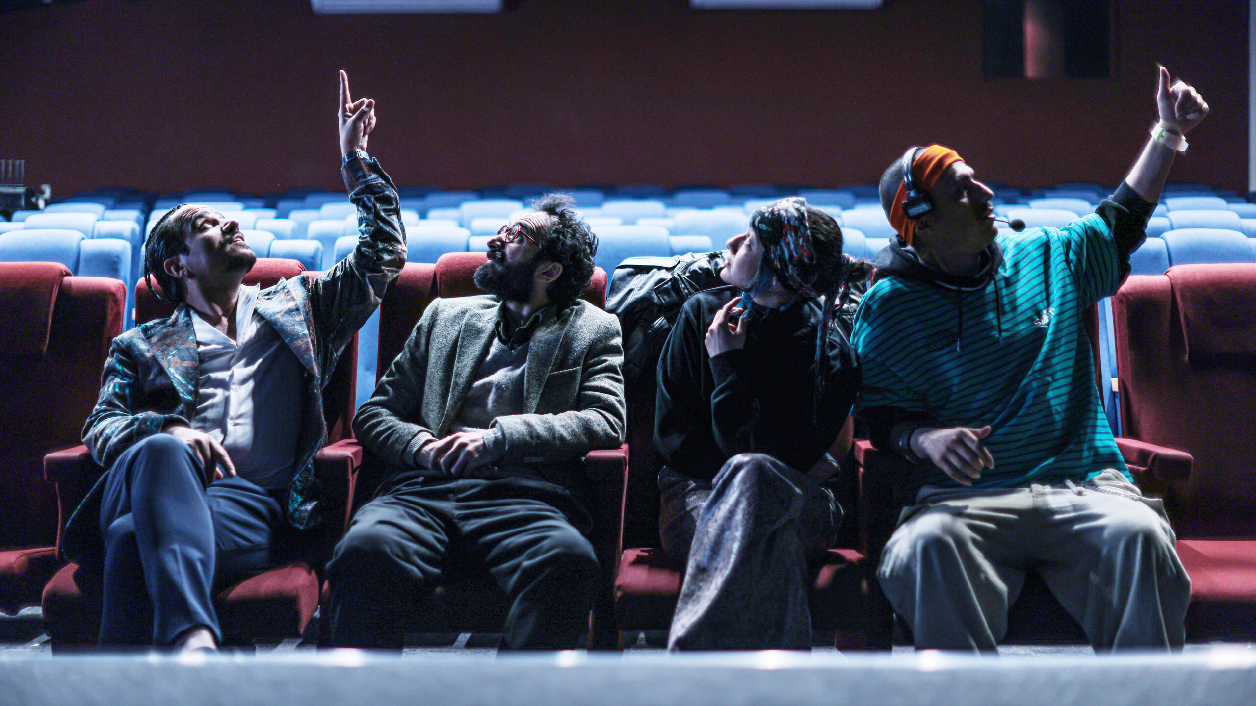 Vier Personen sitzen auf Kinosesseln