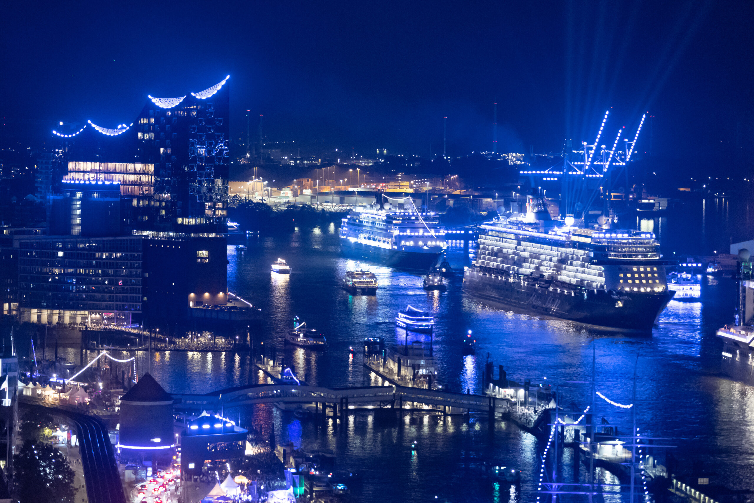 Das Kreuzfahrtschiff „Mein Schiff 6“ (vorne), gefolgt von der „Vasco da Gama“ sowie weiteren Kreuzfahrtschiffen fahren im Rahmen einer Parade bei den Hamburg Cruise Days auf der Elbe. (Archivbild)