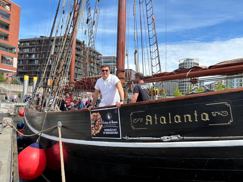 Der Hamburger Gastronom Hekuran Shehu auf einem Schiff.