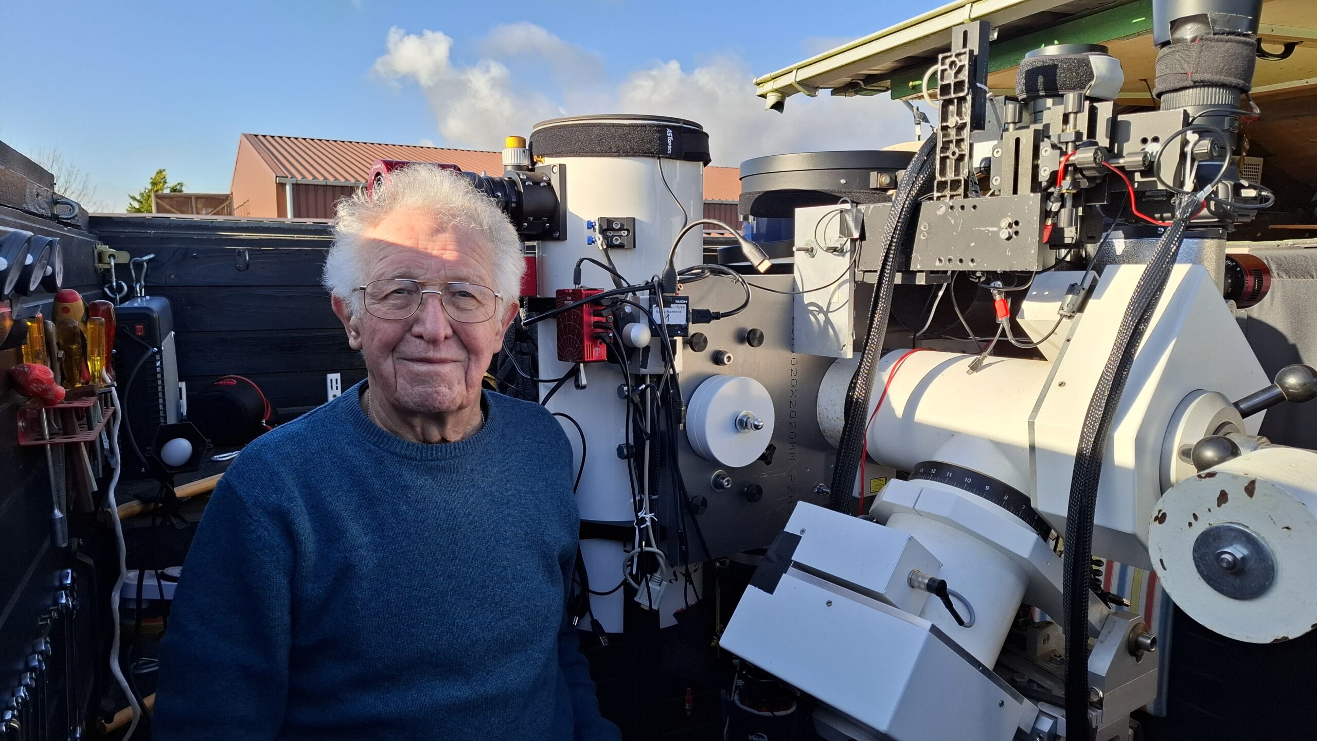 Fotograf Bruno Mattern vor seiner Sternwarte