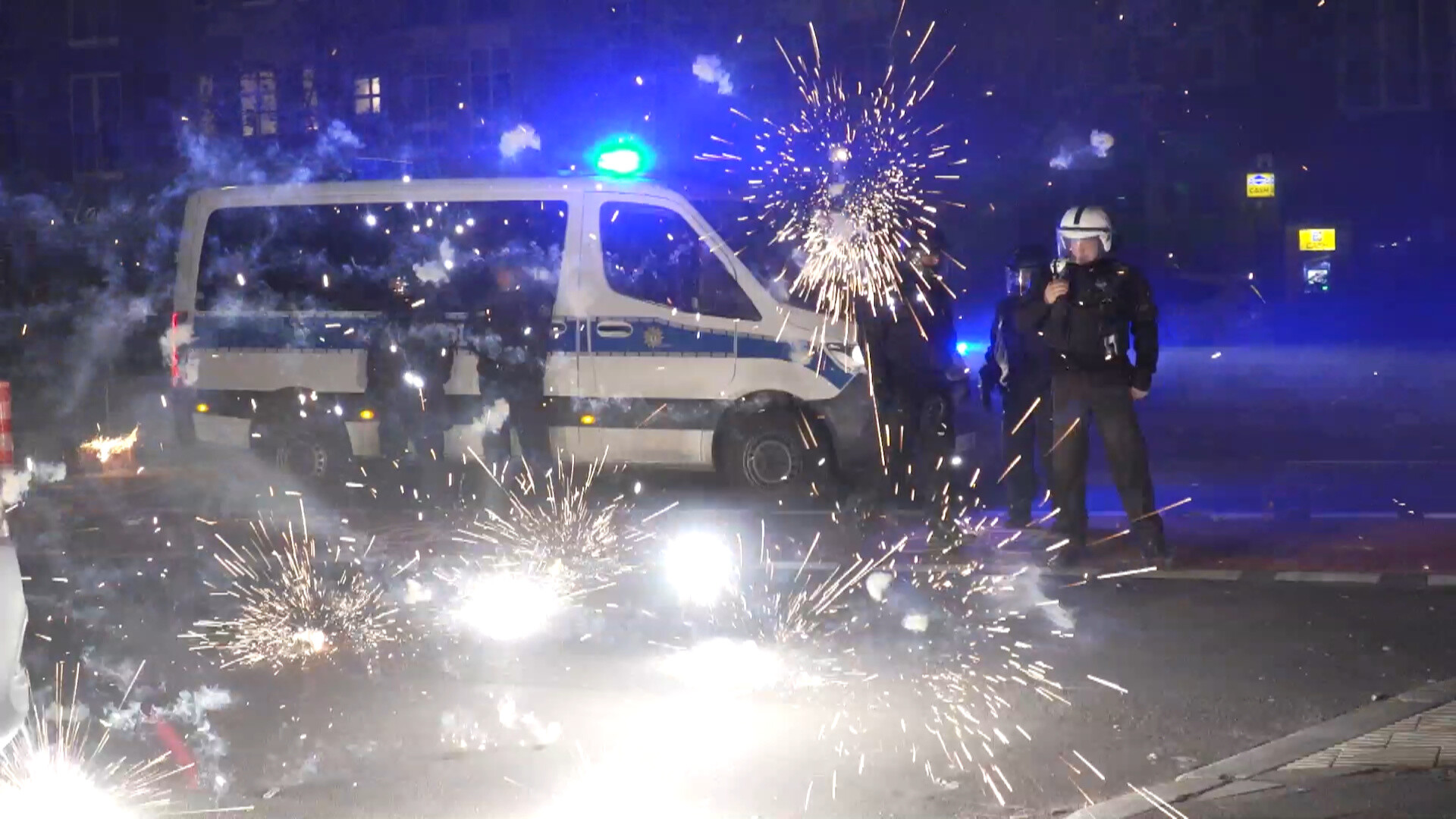 Angriff auf Polizisten mit Feuerwerkskörpern (Archivbild).