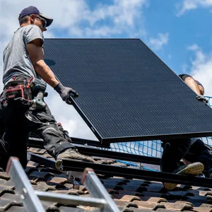 Handwerker installieren eine Photovoltaikanlage (Symbolbild).