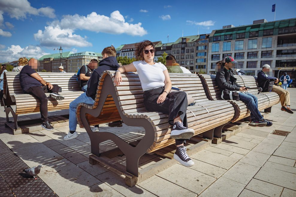 Ganz schön hoch! Die Sitzbänke am Jungfernstieg werden bis Ende Oktober noch tiefer gelegt.