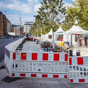 Rund um die neu gepflanzten Bäume ist schon wieder eine neue Absperrung aufgetaucht.