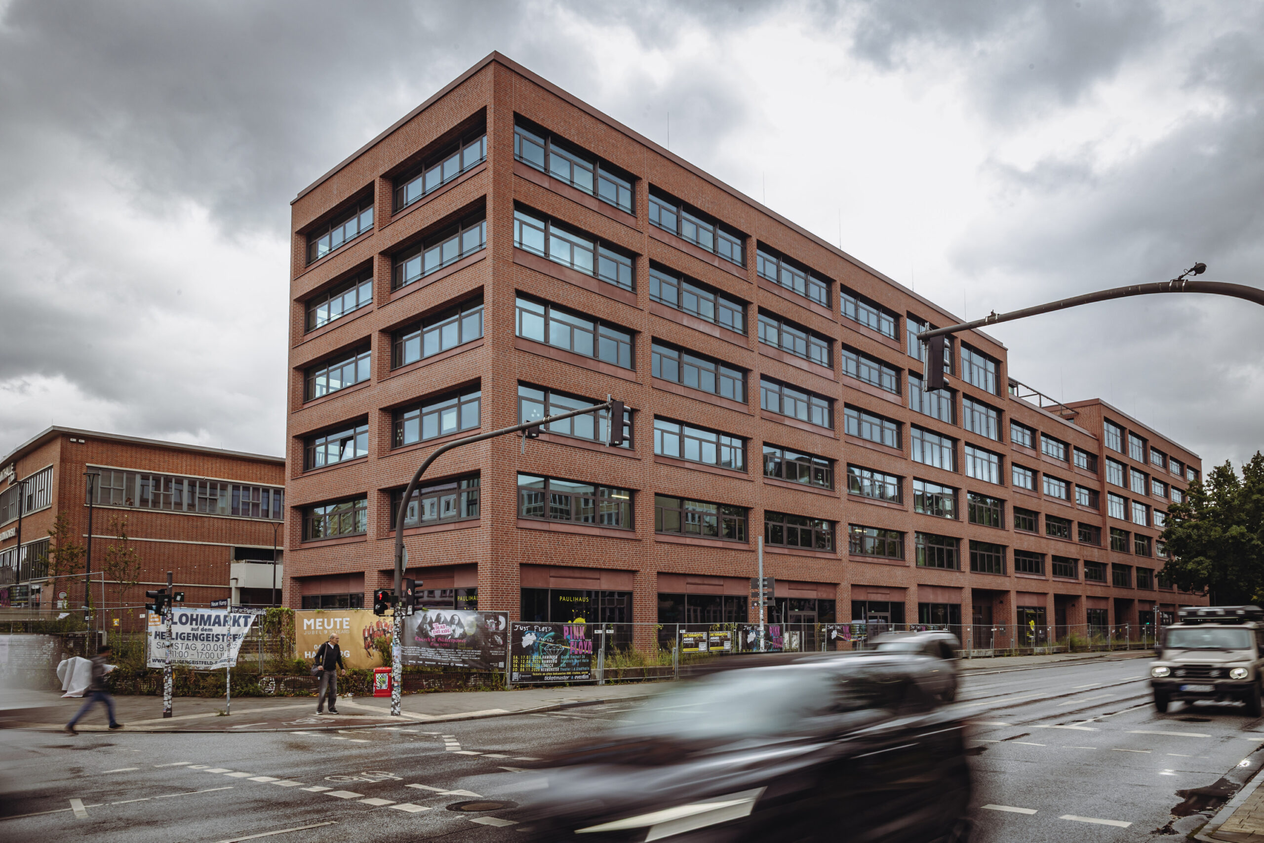 Das sechsgeschossige Paulihaus orientiert sich optisch an der Rindermarkthalle.