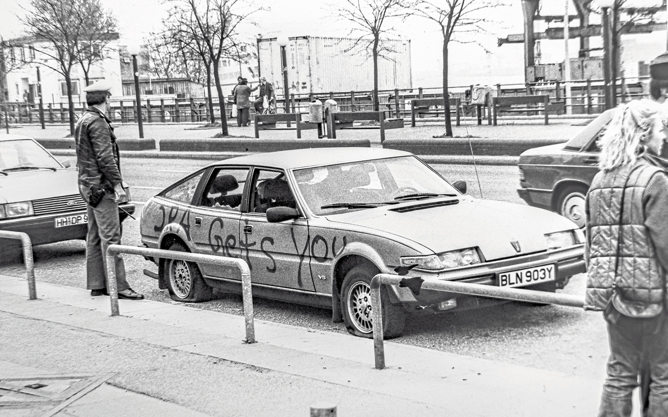 Der beschmierte und demolierte Rover des britischen Offiziers steht an der St. Pauli Hafenstraße. Ein Polizist bewacht das Fahrzeug.