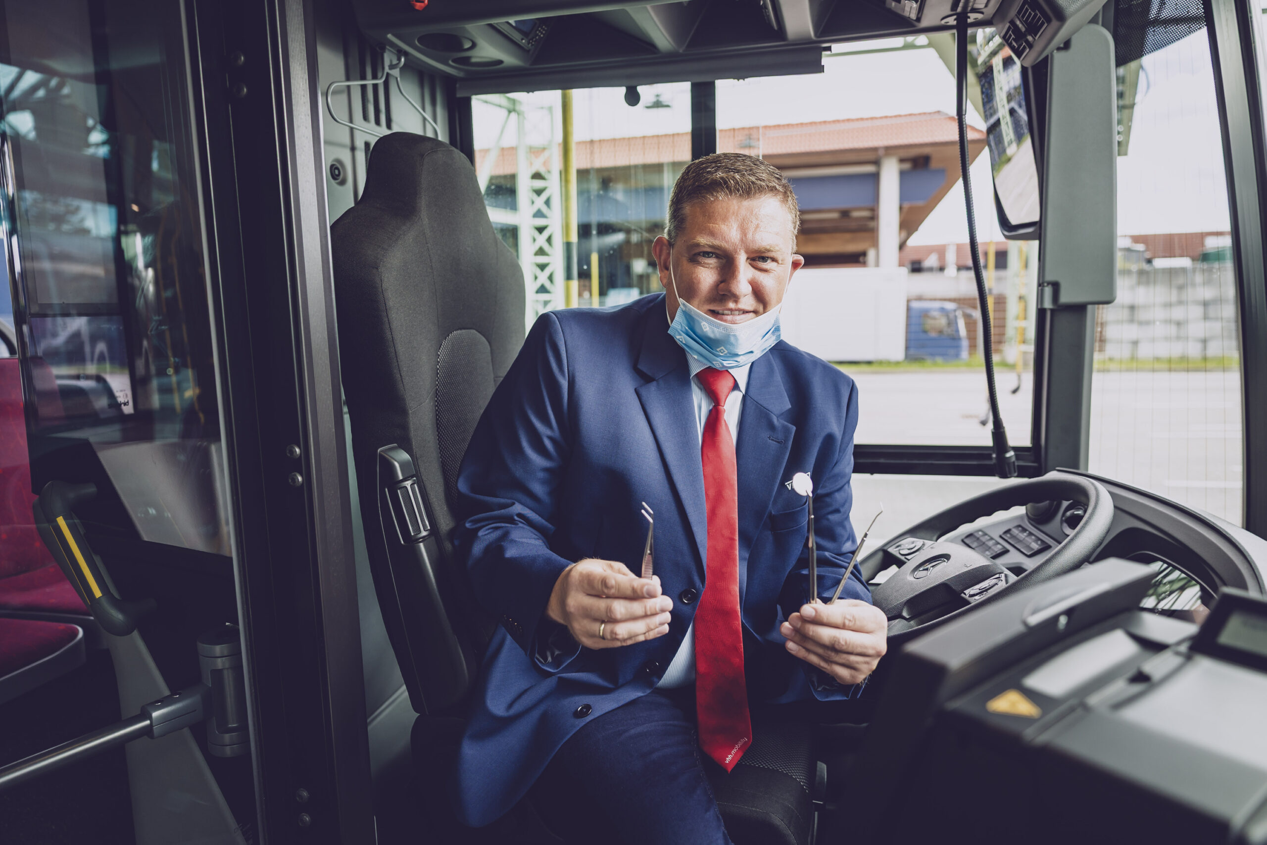 Stefan Schmidt (47) ist Zahnarzt – in seiner Freizeit fährt er aber auch noch die Busse der Verkehrsbetriebe Hamburg-Holstein (VHH).
