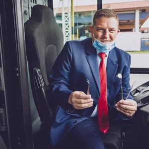 Stefan Schmidt (47) ist Zahnarzt – in seiner Freizeit fährt er aber auch noch die Busse der Verkehrsbetriebe Hamburg-Holstein (VHH).