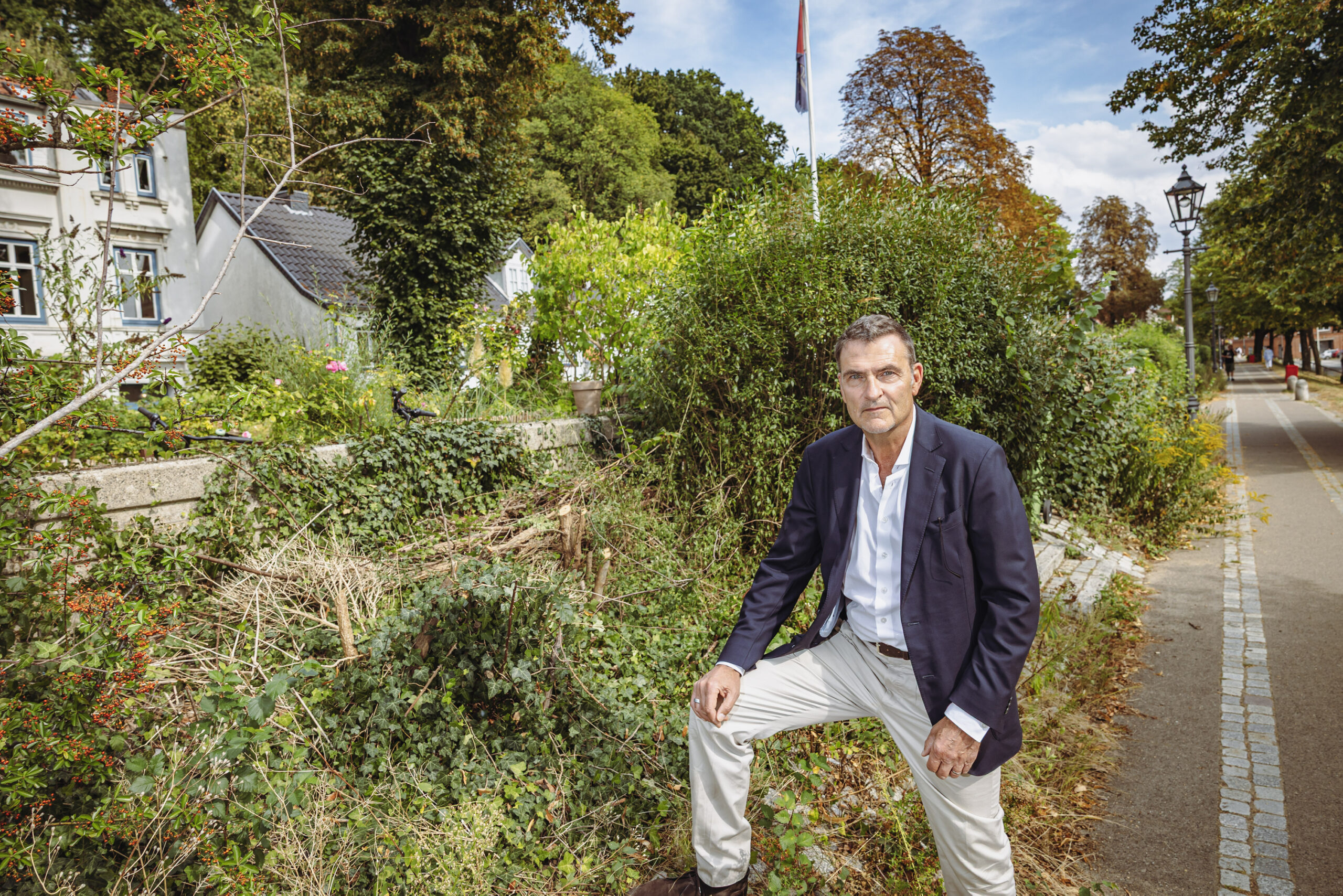 Mathias Krahl (64) vor dem Grünstreifen, der die Mauer blockiert.