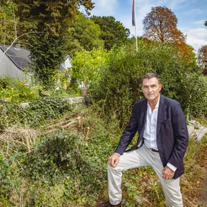 Mathias Krahl (64) vor dem Grünstreifen, der die Mauer blockiert.
