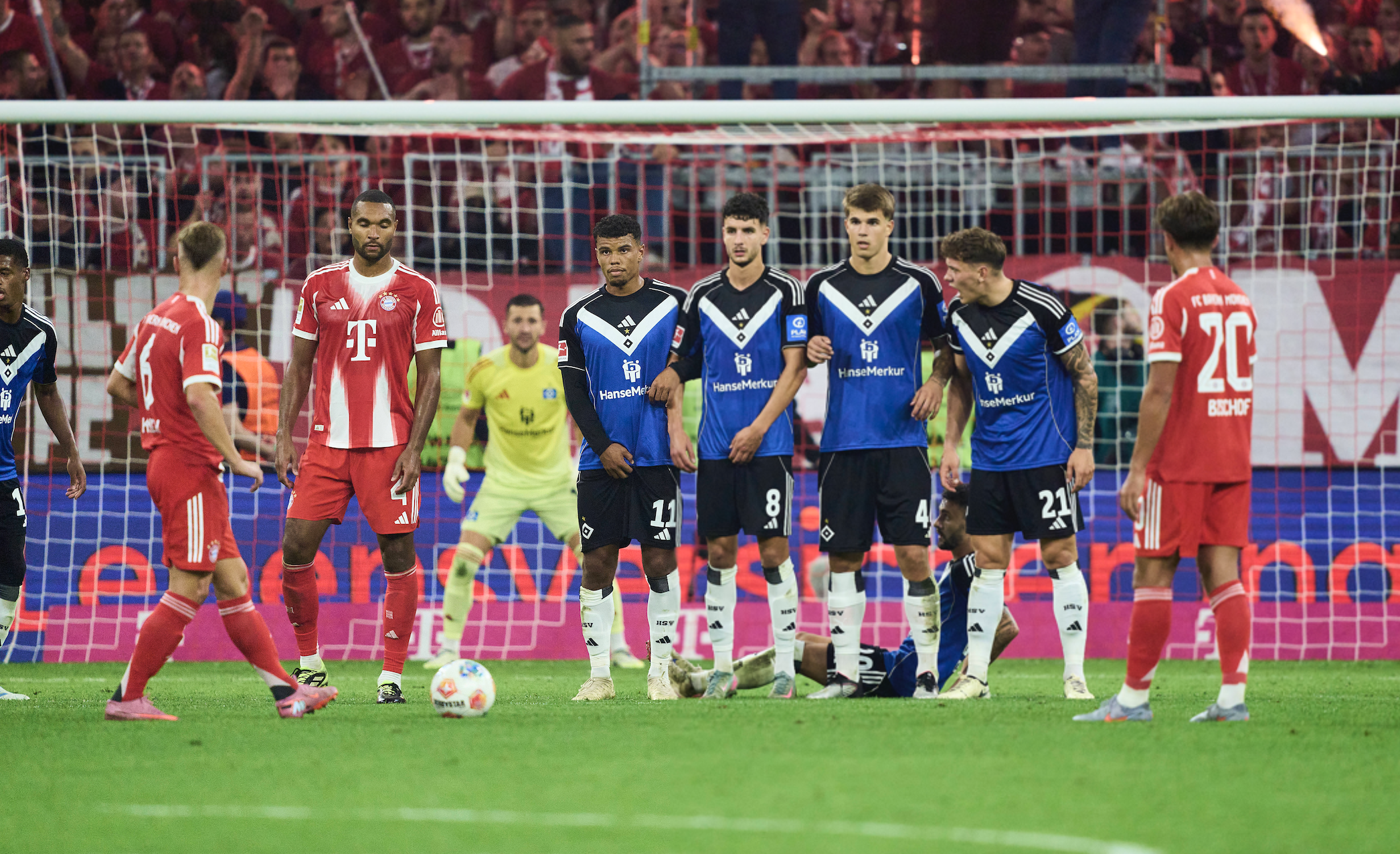 Ransford Königsdörffer, Daniel Elfadli, Luka Vuskovic und Nicolai Remberg in der Freistoßmauer