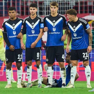 Ransford Königsdörffer, Daniel Elfadli, Luka Vuskovic und Nicolai Remberg in der Freistoßmauer