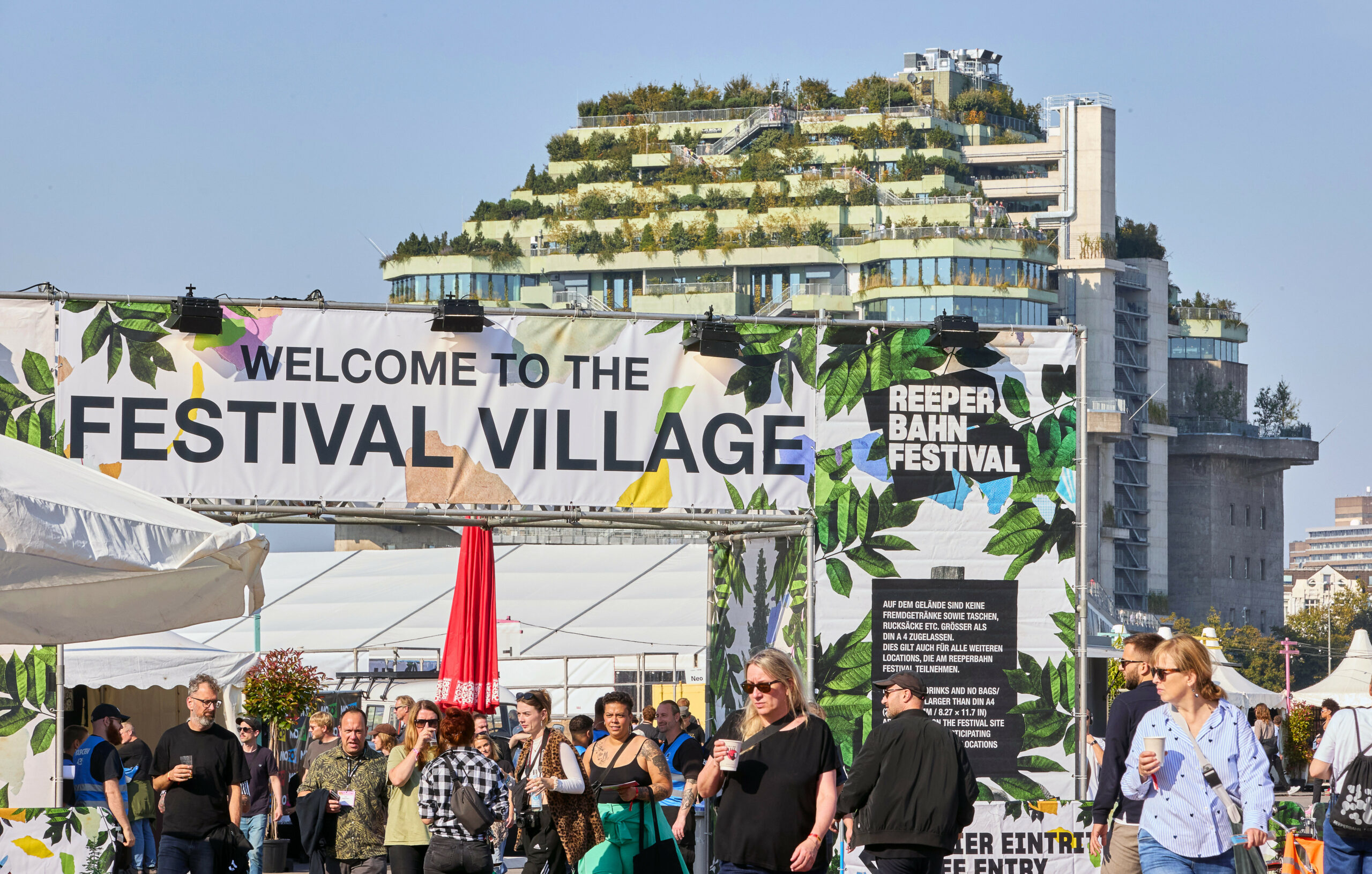 Über dem Eingang zum 19. Reeperbahn-Festival auf dem Heiligengeistfeld steht der Slogan «Welcome to the Festival Village»