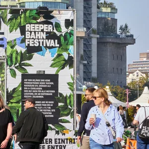 Über dem Eingang zum 19. Reeperbahn-Festival auf dem Heiligengeistfeld steht der Slogan «Welcome to the Festival Village»