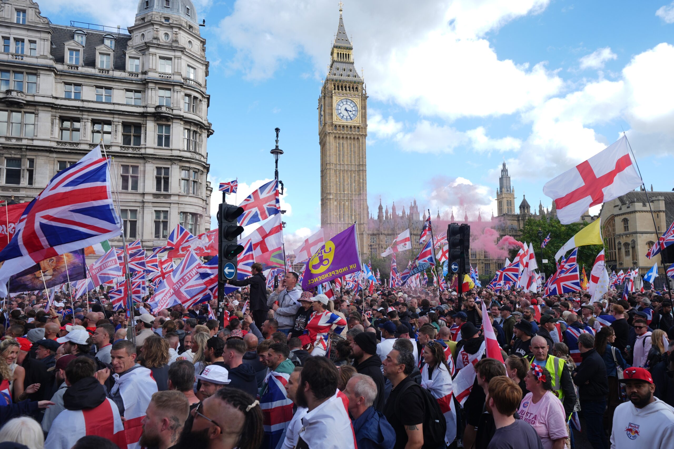 Teilnehmer der rechten Demo „Unite the Kingdom“ auf dem Parliament Square im Zentrum Londons.