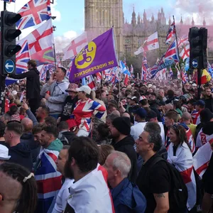 Teilnehmer der rechten Demo „Unite the Kingdom“ auf dem Parliament Square im Zentrum Londons.