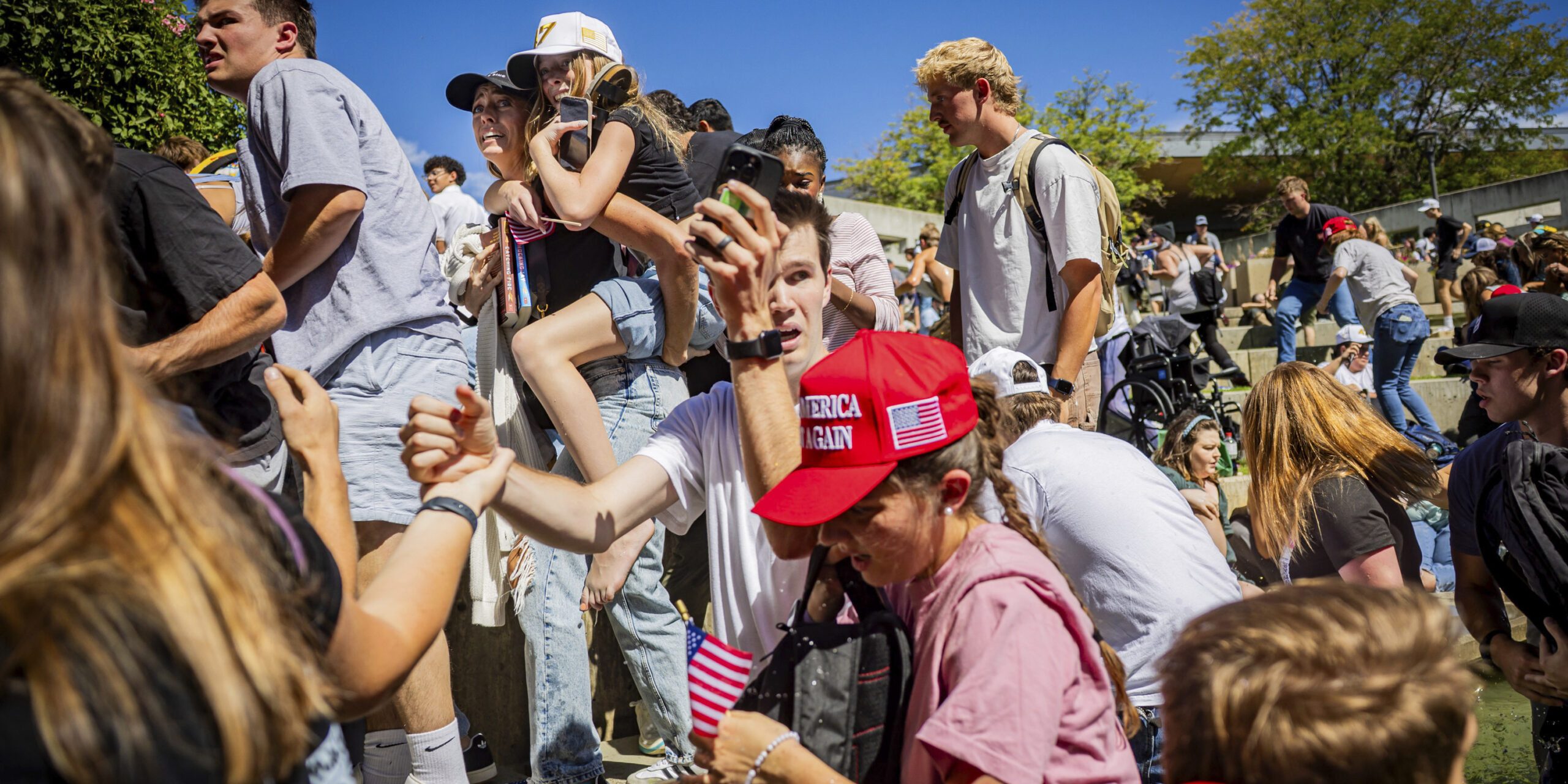Geschockte Besucher dem tödlichen Schuss auf Charlie Kirk auf dem Gelände der Universität Utah Valley in Orem.