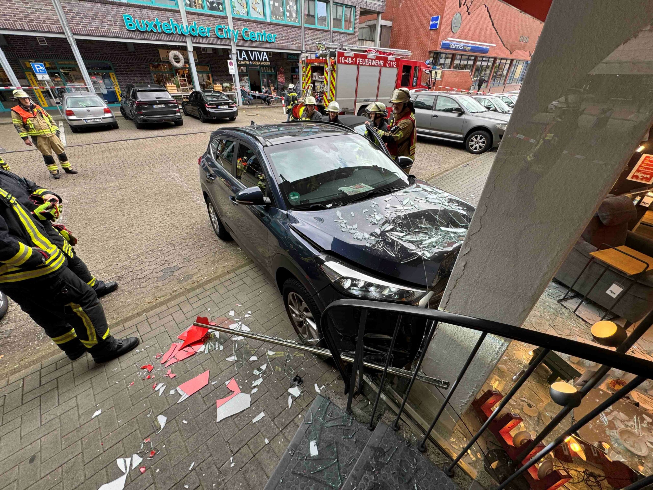 Gleich zweimal krachten Senioren am Montag mit ihren Autos in Schaufenster. Hier zu sehen: Der Hyundai, der in Buxtehude das Schaufenster eines Möbelhauses demolierte.
