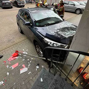 Gleich zweimal krachten Senioren am Montag mit ihren Autos in Schaufenster. Hier zu sehen: Der Hyundai, der in Buxtehude das Schaufenster eines Möbelhauses demolierte.