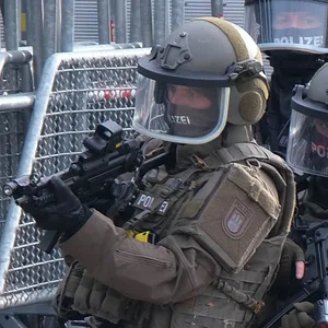 SEK stürmt Wohnung in Rahlstedt und nimmt mutmaßlichen Drogendealer fest. In seiner Wohnung wurde eine scharfe Maschinenppistole sichergestellt